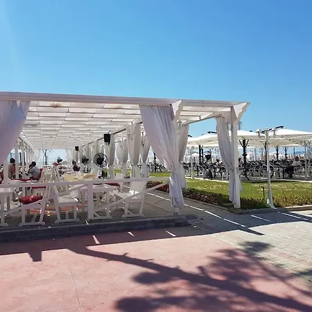 Vela Beachfront Private Terrace 아파트 골렘
